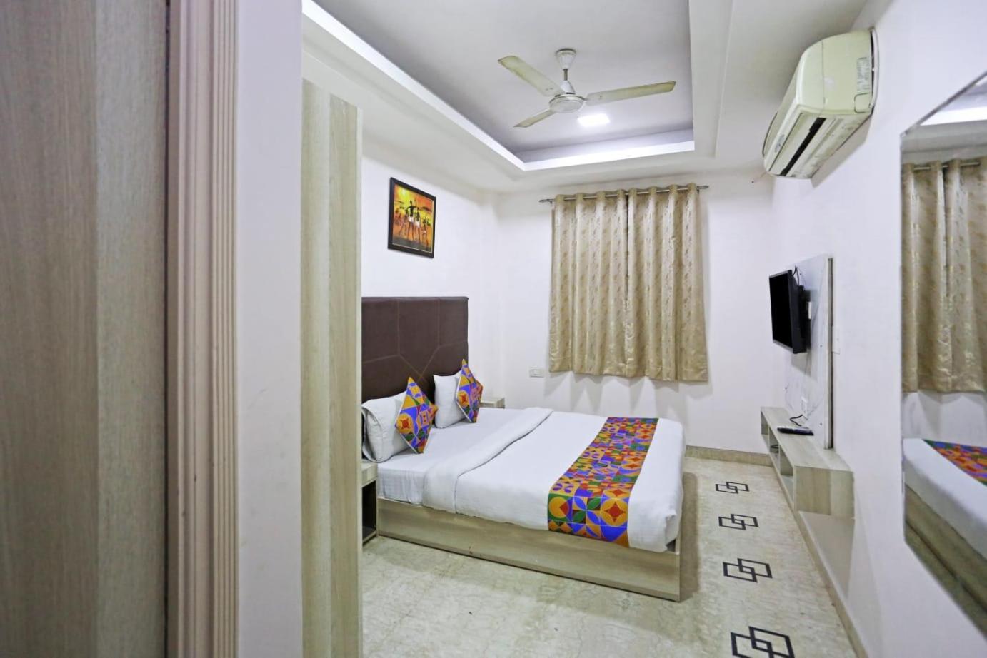 Hotel Sterling Inn, New Delhi Exterior photo