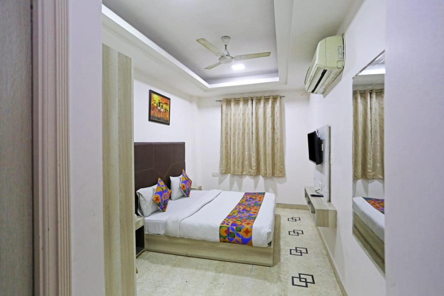 Hotel Sterling Inn, New Delhi Exterior photo