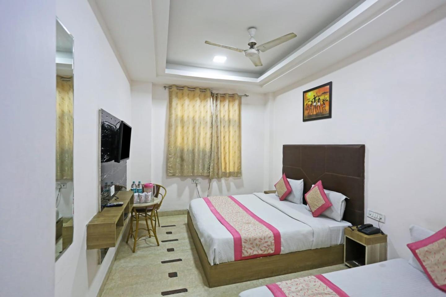Hotel Sterling Inn, New Delhi Exterior photo