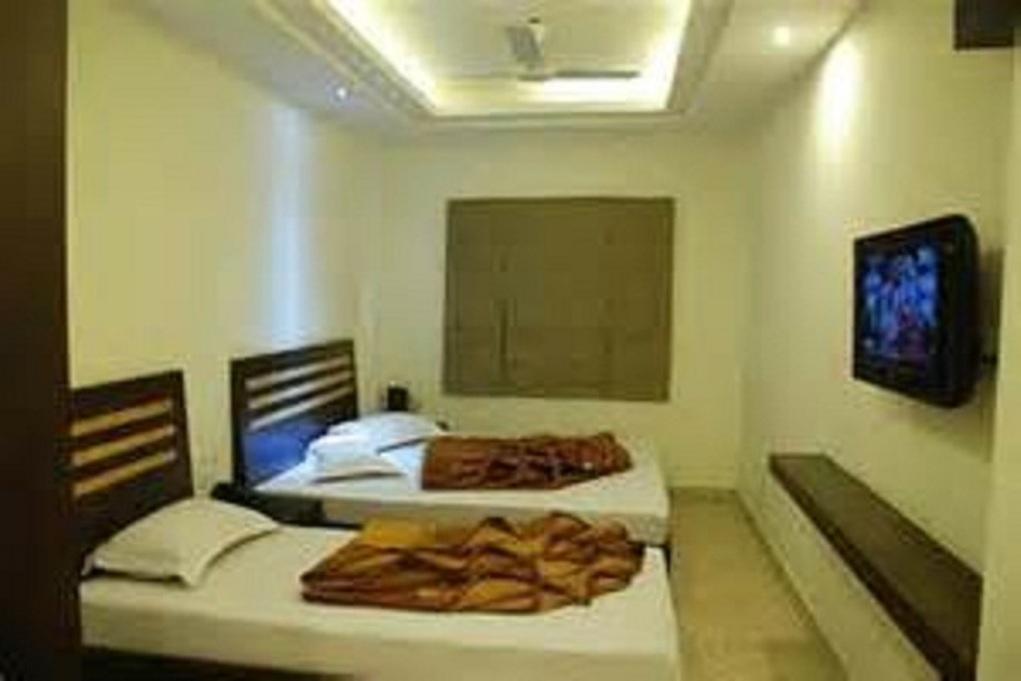 Hotel Sterling Inn, New Delhi Exterior photo